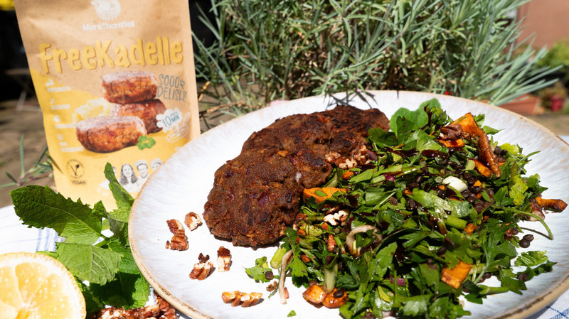 Veganer Levante Salat mit Linsen, gerösteter Süßkartoffel und FreeKadelle