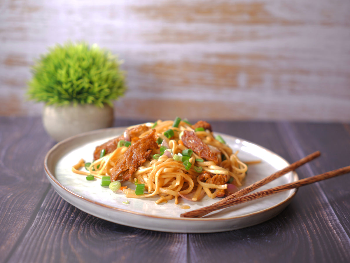 Schnelles Veganes Bami Goreng mit Seitan Chicken