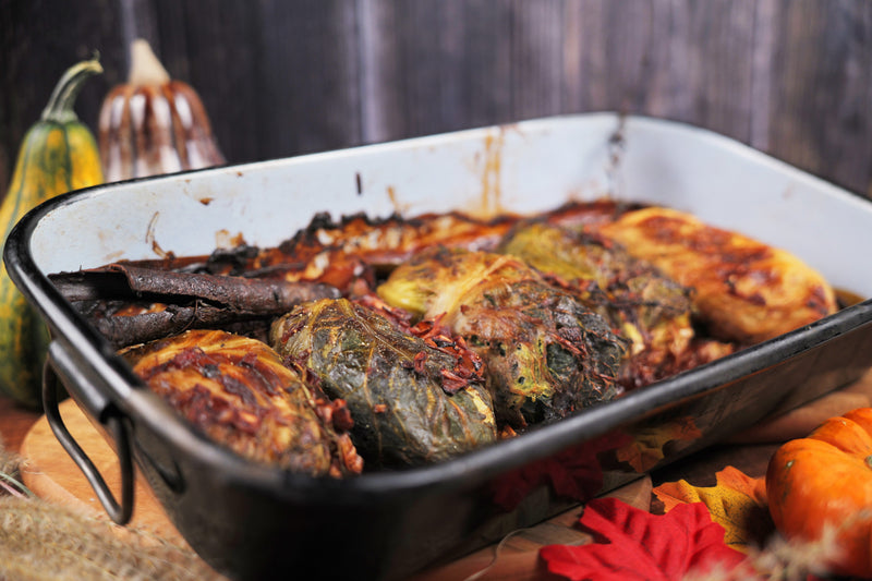 Vegane festliche Kohlrouladen mit Pflaumen-Pistazien-Füllung & Rotwein-Orangen-Sauce
