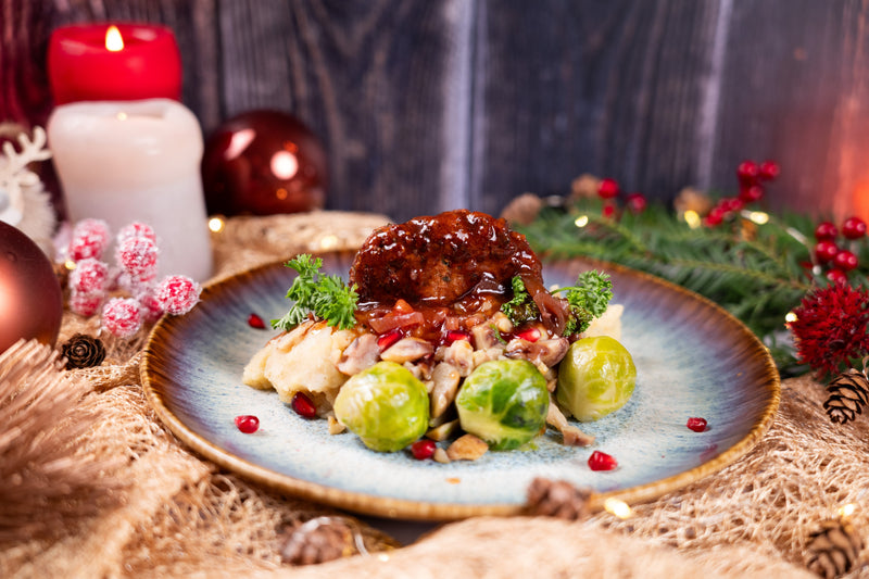 Vegane Frikadellen mit Portweinsauce, Kartoffel-Sellerie-Pü & karamellisiertem Rosenkohl mit Maronen
