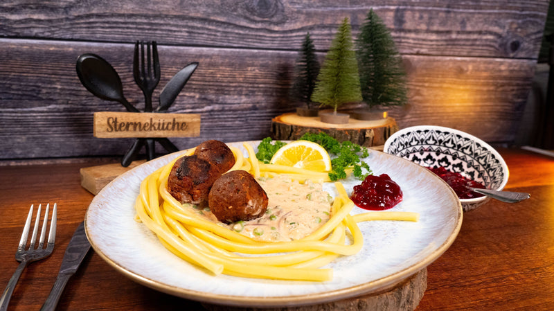 Mittsommerliche FreeKadellen Köttbullar mit veganer Erbsen-Rahmsauce dazu Maccaroni & Preiselbeeren