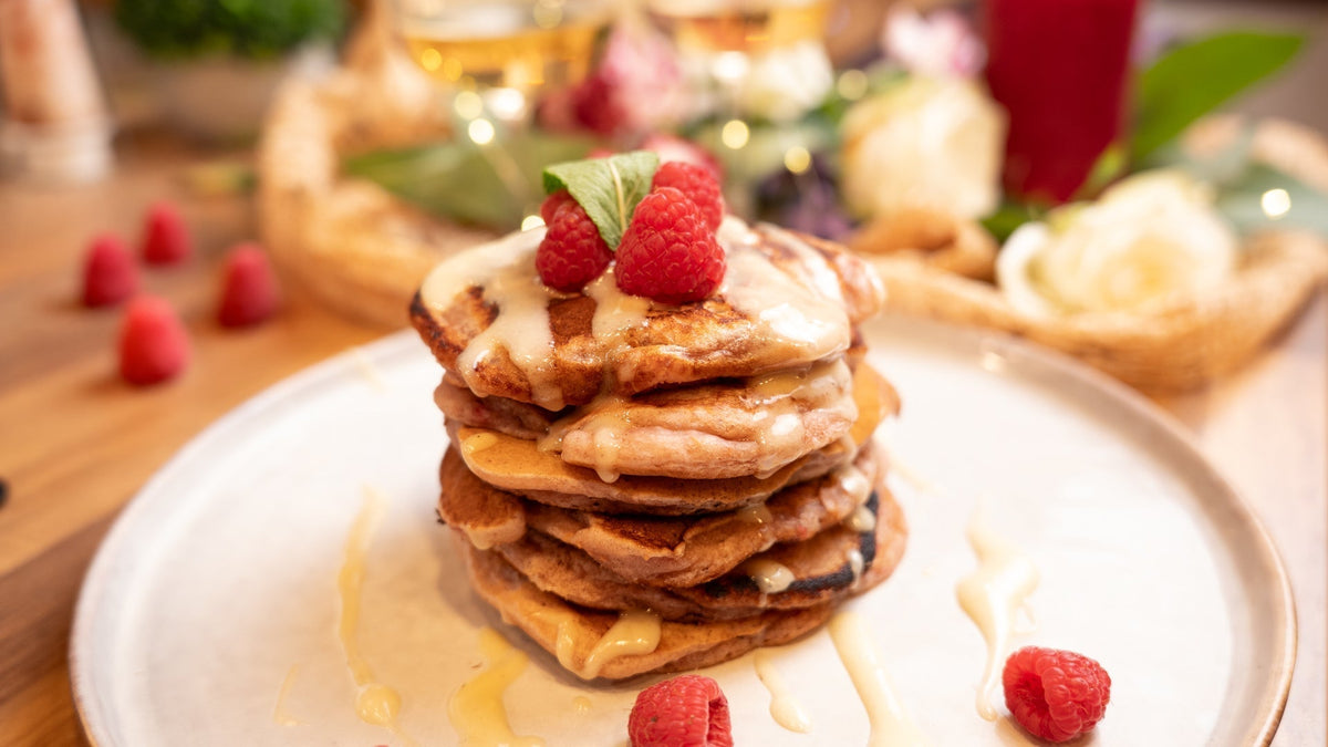 Red Velvet Pancakes mit Himbeeren und veganem Frosting