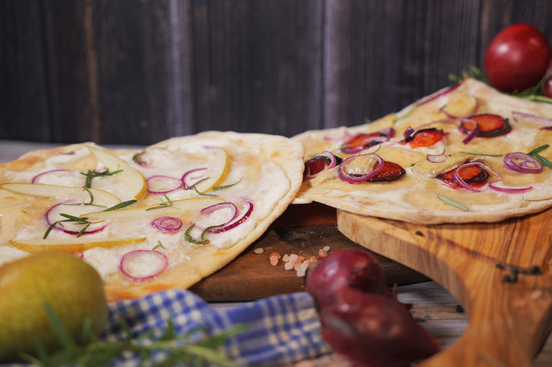 Zweierlei veganer Flammkuchen · Zwetschge & Camembert · Birne & Käse