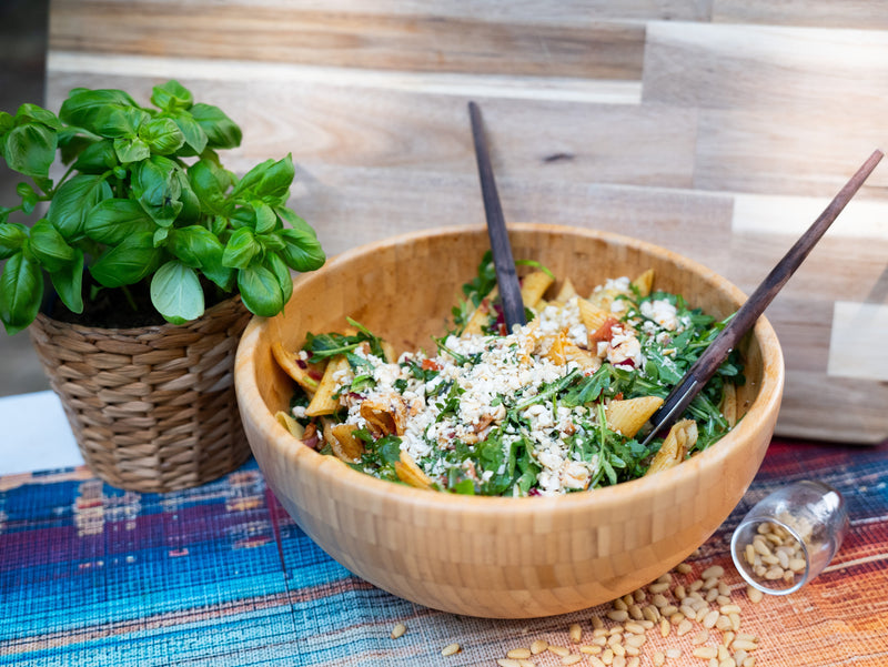 Veganer Nudelsalat mit Rucola, Tomaten & veganem Feta