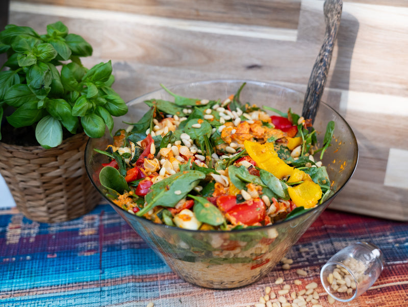 Veganer Nudelsalat mit Rucola, Pinienkernen und gegrilltem Dressing